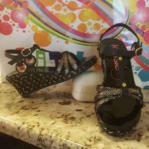 Girl's black and gold Kensie wedge shoe.